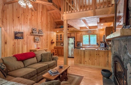 Standish Casa | Frye Island Paradise - Cabaña renovada en el lago Sebago - A solo un viaje en ferry