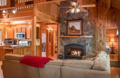Standish Casa | Frye Island Paradise - Cabaña renovada en el lago Sebago - A solo un viaje en ferry