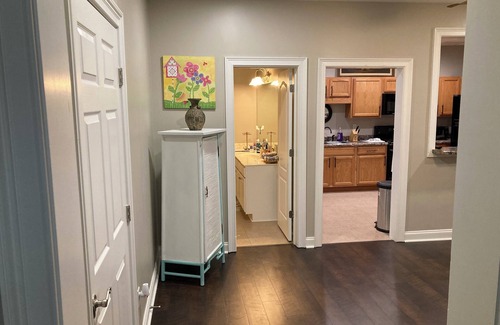 Braselton Apartamento | Full bed, closet, mounted TV, with apartment amenities at this fabulous rate.