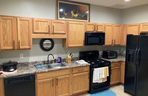 Braselton Apartamento | Full bed, closet, mounted TV, with apartment amenities at this fabulous rate.