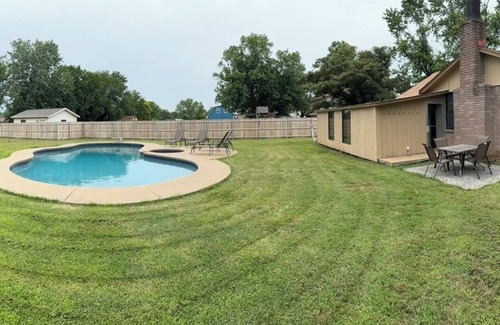 Owasso Casa | ¡FULL home with 2 KING beds and a pool!