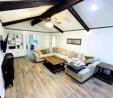 Owasso Casa | Full HOME with 2 KING BEDS and a POOL