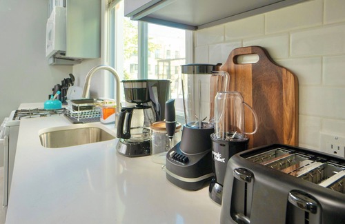 Newark Casa | Full House Family Retreat at The Hillside! W/ Parking & Near EWR & NYC