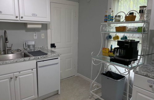 Hillsdale Casa | Full House: Hillsdale Cottage. Walking Distance to College! Across from Handmade