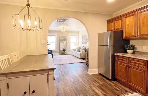 Hot Springs Apartamento | Full Kitchen / Spacious Living Room / Walk to Mineral Springs and Restaurants