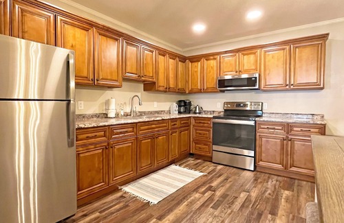 Hot Springs Apartamento | Full Kitchen / Spacious Living Room / Walk to Mineral Springs and Restaurants