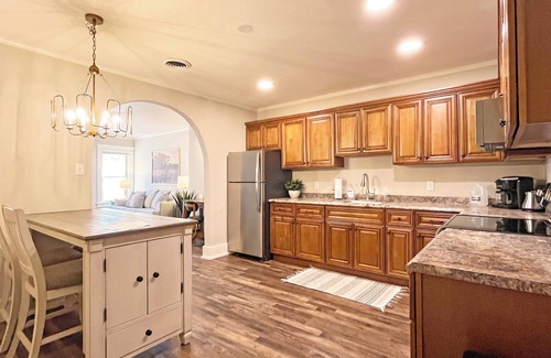 Hot Springs Apartamento | Full Kitchen / Spacious Living Room / Walk to Mineral Springs and Restaurants