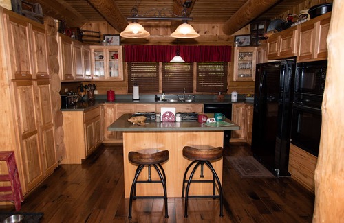 Franklin Cabina | Full Log Cabin, 11 acres arbolados cerca de Franklin NC. Duerme 16 en camas. Cascadas