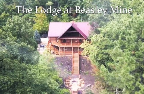 Franklin Cabina | Full Log Cabin, 11 acres arbolados cerca de Franklin NC. Duerme 16 en camas. Cascadas