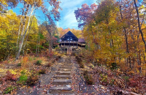 Franklin Cabina | Full Log Cabin, 11 acres arbolados cerca de Franklin NC. Duerme 16 en camas. Cascadas