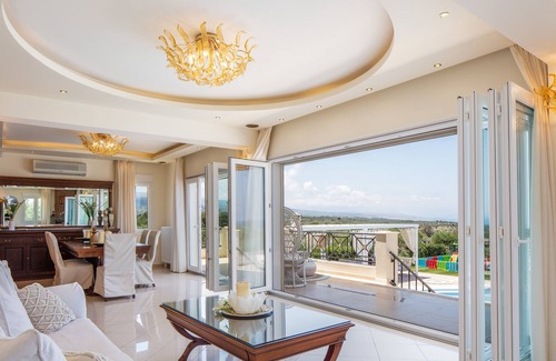 Asteri Villa | Privacidad completa, piscina exterior de 100m2, piscina cubierta, cerca de la playa, vistas al mar.