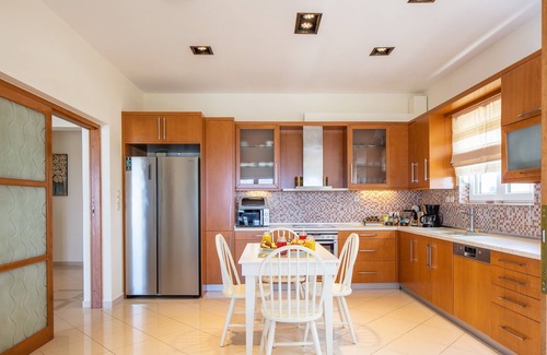 Asteri Villa | Privacidad completa, piscina exterior de 100m2, piscina cubierta, cerca de la playa, vistas al mar.