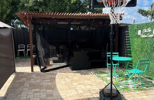 Miramar Apartamento | Full privacy screen, Hot Tub ,full panel shower outdoor TV &bluetooth speakers