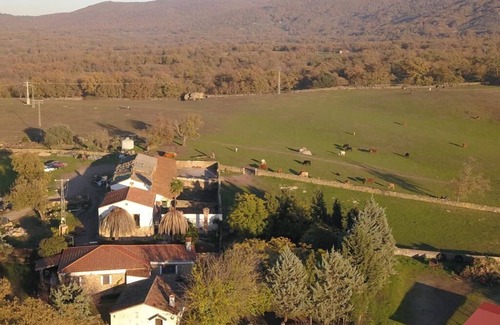 Villamiel Casa | Casa de alquiler íntegro ubicada en el campo, porche en el exterior con barbacoa