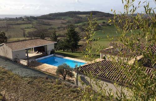 Saint-Sylvestre-sur-Lot Casa | Casa de cuatro dormitorios, piscina, casa de la piscina con vistas dominantes al campo