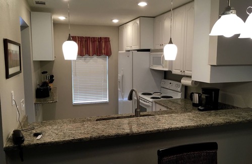 Bay Towne East Condominio | Recientemente renovado, a pie de la bahía y el parque, Se aceptan mascotas