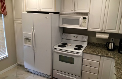 Bay Towne East Condominio | Recientemente renovado, a pie de la bahía y el parque, Se aceptan mascotas
