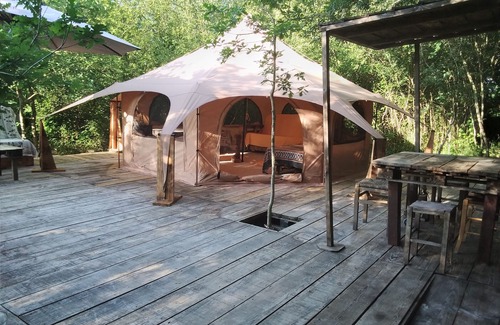 Vielle-Tursan Casa | TIENDA DE CAMPAÑA DE SAFARI TOTALMENTE EQUIPADA EN UN BOSQUE EXUBERANTE