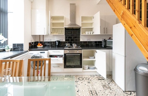 Farnworth Casa | Fully furnished 2 Bedroom House in Bolton – Contractors Welcome