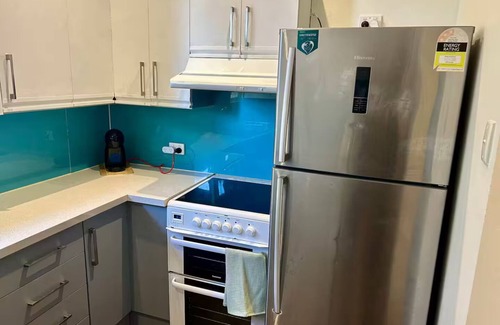 Hove Apartamento | Fully furnished apartment in Hove, Stay Smart with kitchen, dining and bathroom