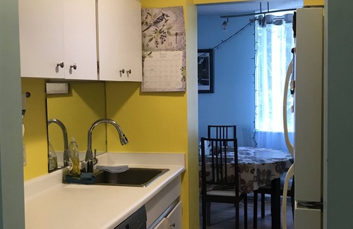 West Vancouver Apartamento | Apartamento completamente amueblado en un vecindario tranquilo, ubicación conveniente.
