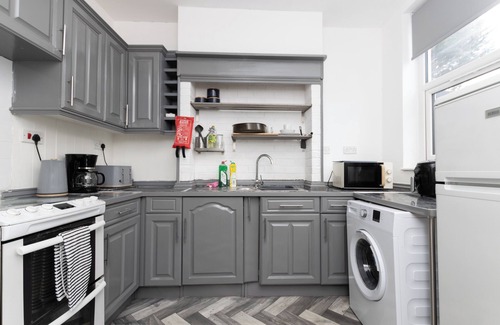 Nottingham Casa | Fully Furnished Cozy House | Free Parking | 55+ Amenities.