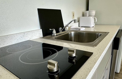 Paradise Apartamento | Fully Furnished Hotel Suites in Las Vegas with Fitness Room and Outdoor Pool