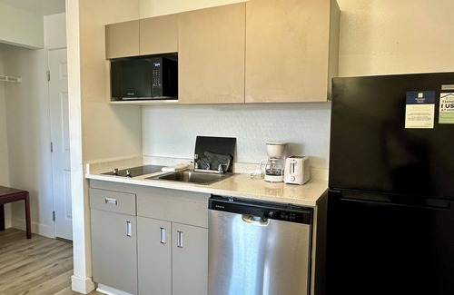 Paradise Apartamento | Fully Furnished Hotel Suites in Las Vegas with Fitness Room and Outdoor Pool