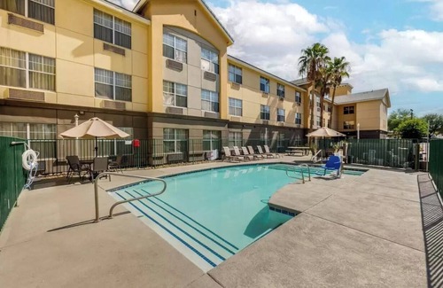 Paradise Apartamento | Fully Furnished Hotel Suites in Las Vegas with Fitness Room and Outdoor Pool