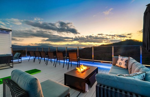 Sevierville Cabina | Fully Loaded Lux, 360° Views, Movies on Roof Deck