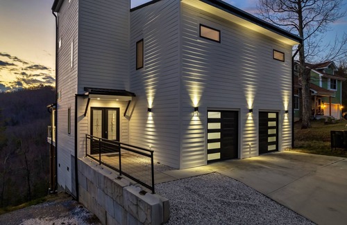 Sevierville Cabina | Fully Loaded Lux, 360° Views, Movies on Roof Deck