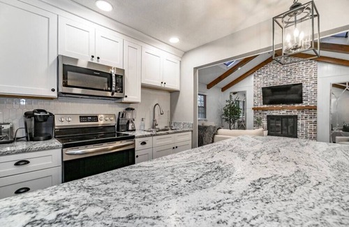 Lexington Casa | Fully Renovated | Finished Basement | Luxury Beds | Games