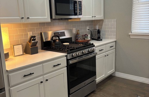 Lowell Casa | Fully renovated house with upscale finishes; 5 mins from Walmart AMP!