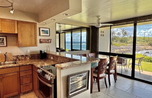 Poipu Condominio | Totalmente renovado frente al mar con aire acondicionado. Unidad de planta baja con espacioso Lanai!