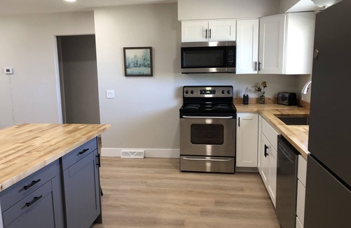 Acme Casa | Fully Renovated Peek-A-Boo Bayview Duplex-10 minuets from Downtown Traverse City