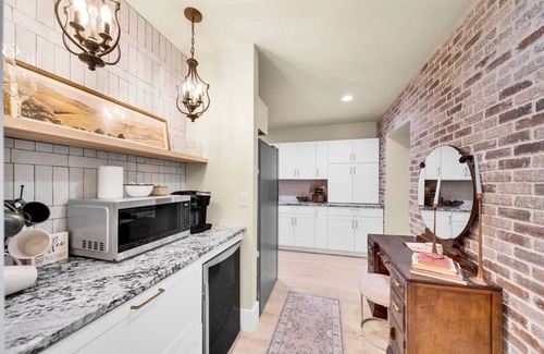 Cherry Street Casa | Fully Restored cottage, AMAZING game room, hot tub