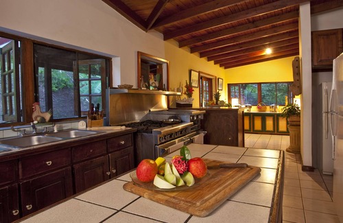 Cap Estate Casa | Villa con personal completo y vista al mar a solo 4 minutos a pie de la playa.