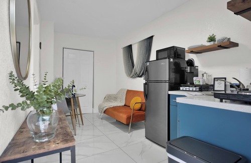 West Little River Casa | Fully-Stocked Guest Suite Retreat w/ Private Patio, Free Parking. Near Hotspots