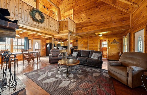 Logan Cabina | Fun Private Lodge for 18 Pool Pond Hot Tub