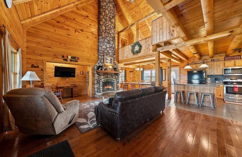 Logan Cabina | Fun Private Lodge for 18 Pool Pond Hot Tub