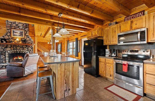 Logan Cabina | Fun Private Lodge for 18 Pool Pond Hot Tub