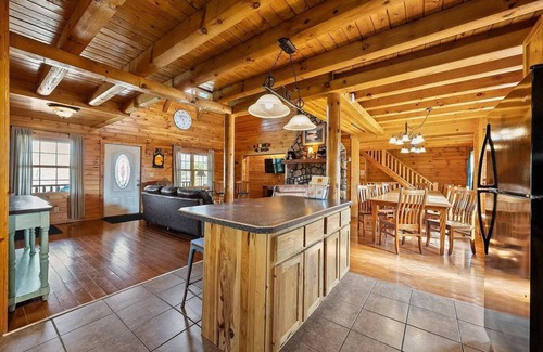 Logan Cabina | Fun Private Lodge for 18 Pool Pond Hot Tub