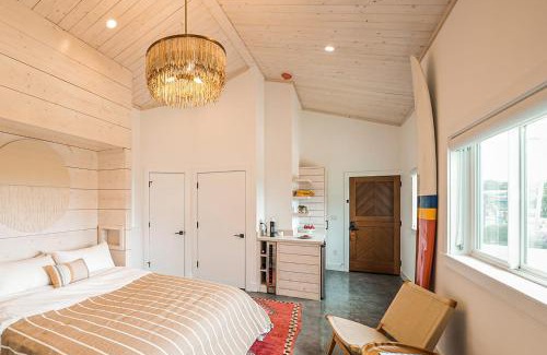 Stinson Beach Hotel | Funboard Room includes King Bed and Mini Kitchenette
