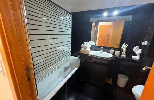 Santo Antonio Casa | Funchal Getaway, Cozy Private Room with WiFi and Ensuite Bathroom