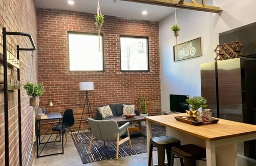 Downtown Apartamento | Funky Downtown Flat with Gameroom & Firepit