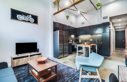 Downtown Apartamento | Funky Downtown Flat with Gameroom & Firepit
