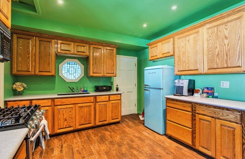 Pine Cove Casa | Funky & Fun 3-bedroom house in Idyllwild-Pine Cove with Hot Tub & EV Charger
