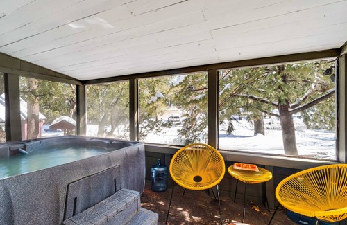 Pine Cove Casa | Funky & Fun 3-bedroom house in Idyllwild-Pine Cove with Hot Tub & EV Charger