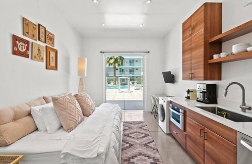 Roosevelt Apartamento | Funky Pool Side Cabana in DTPHX