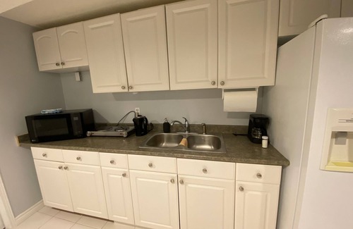 Lisgar Apartamento | furnished basement studio, with1 queen bed, a kitchenette, and 1 bathroom.